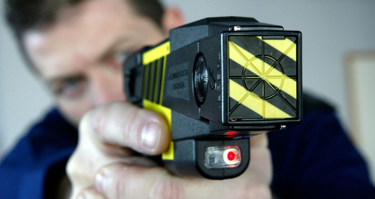 Taser: ¿Por qué es ilegal y cuáles las consecuencias de usarlo en México?